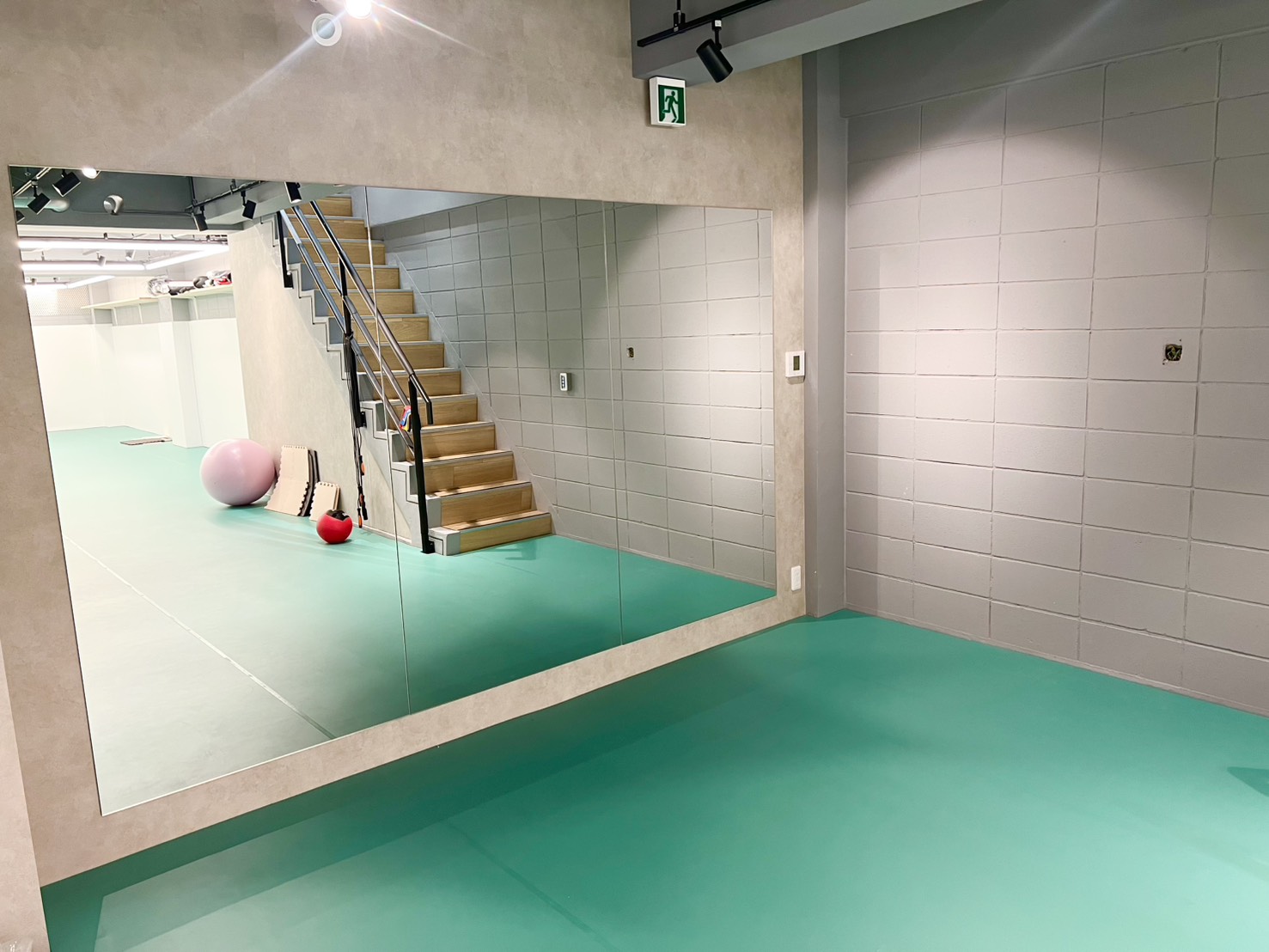 地下フロア鏡エリア